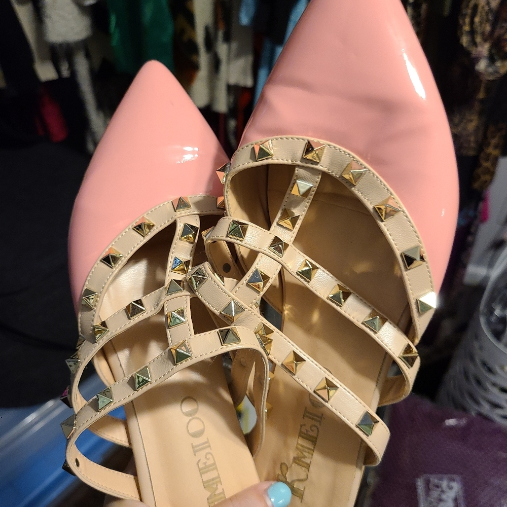 KMEIOO Amazon brand. Pink and tan mule slide with gold rockstuds size 10